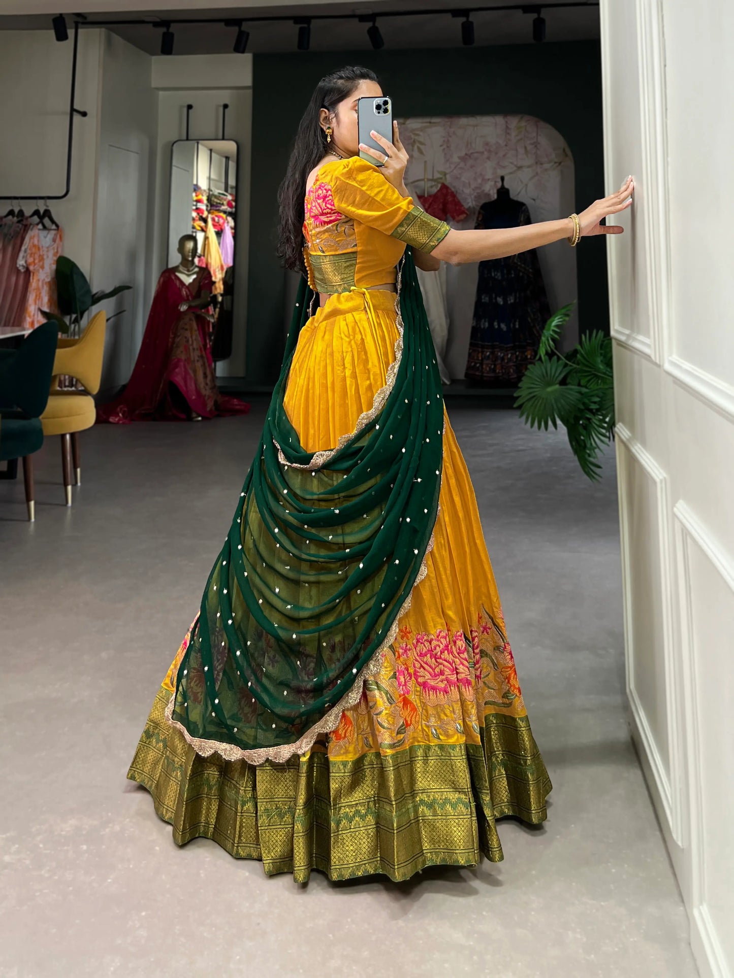 Senffarbener Lehenga Choli aus Baumwolle und Seide mit Stickerei
