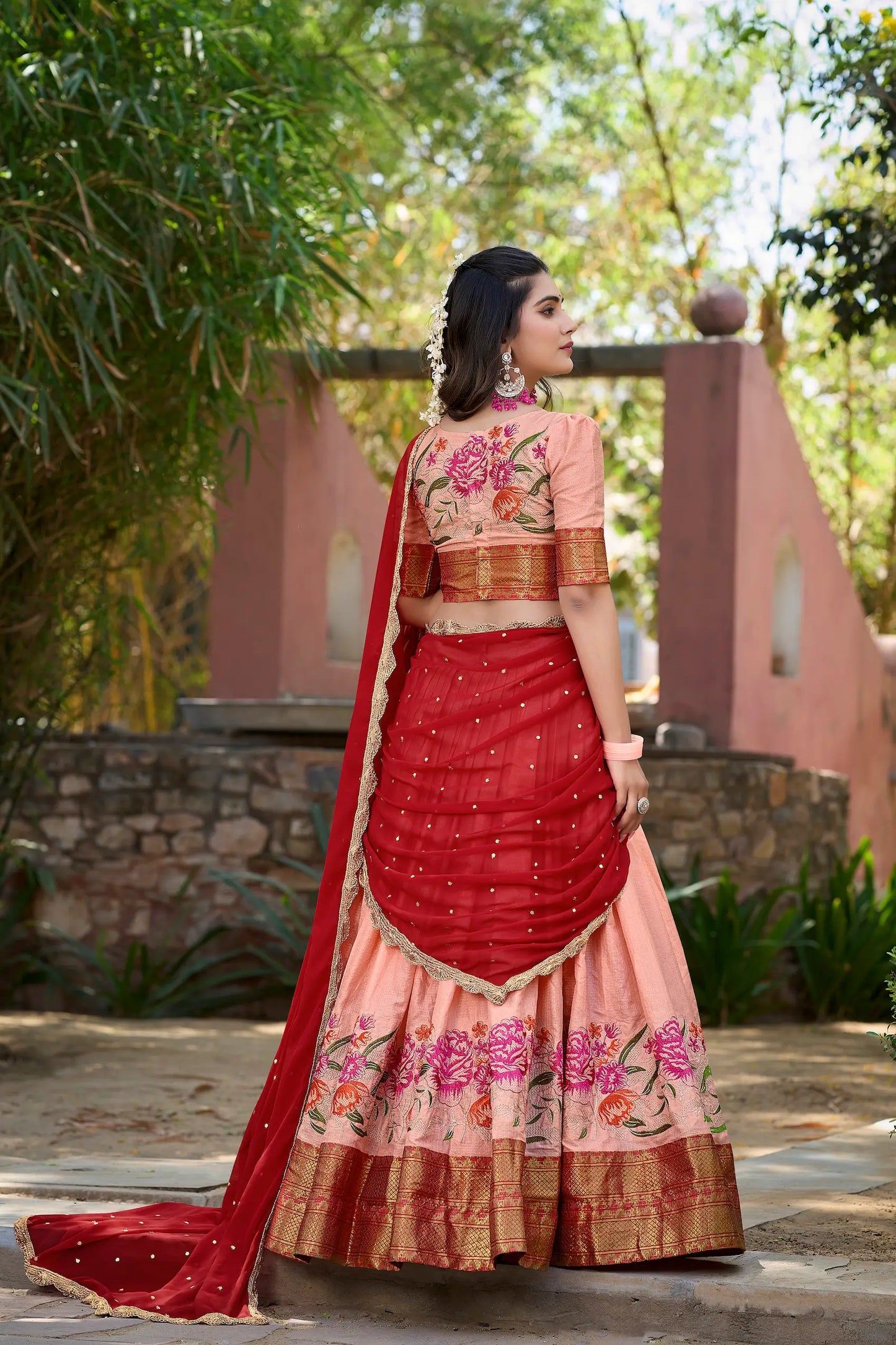 Pfirsichfarbener Lehenga Choli aus Baumwolle und Seide mit Stickerei