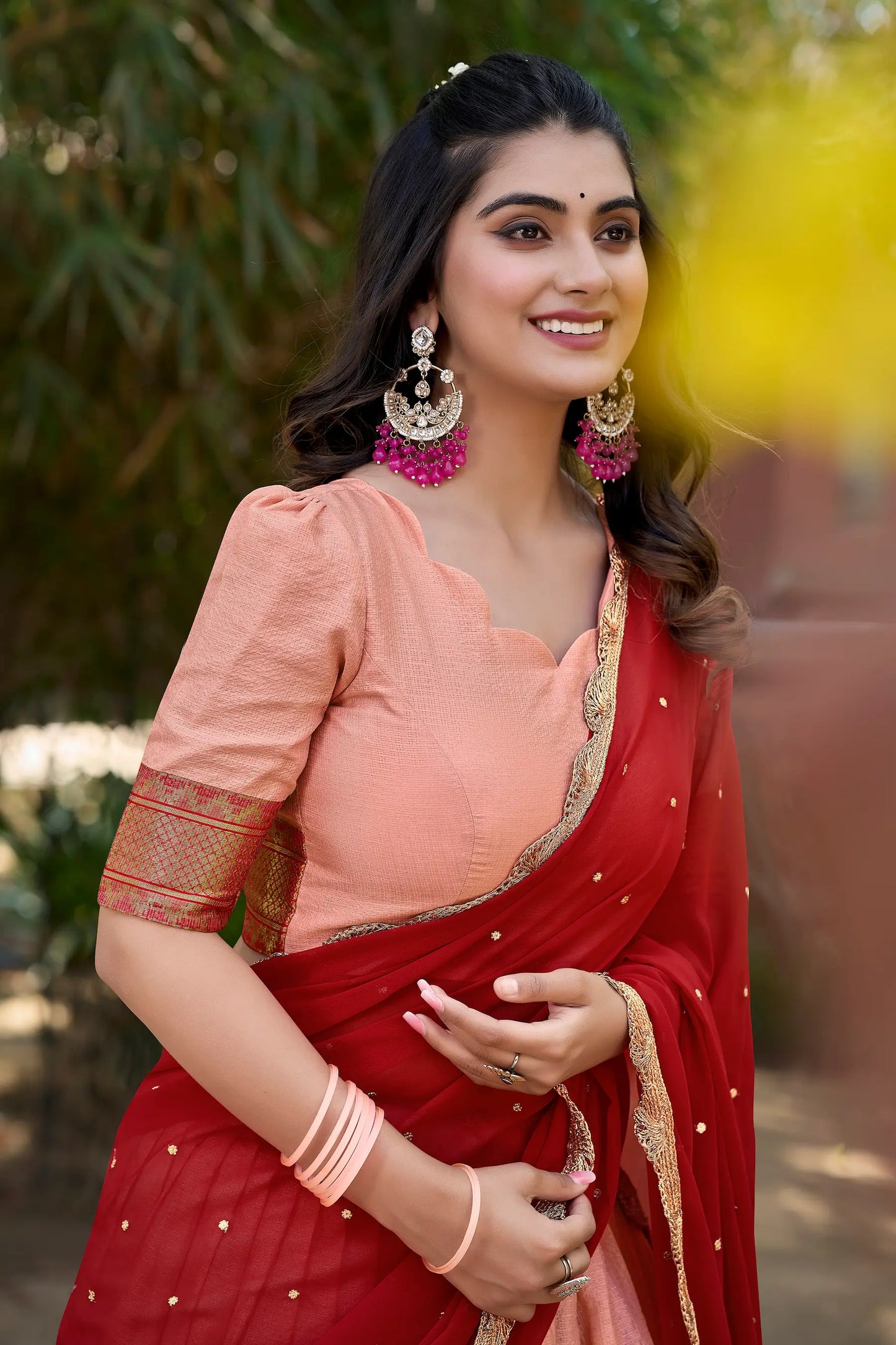 Pfirsichfarbener Lehenga Choli aus Baumwolle und Seide mit Stickerei