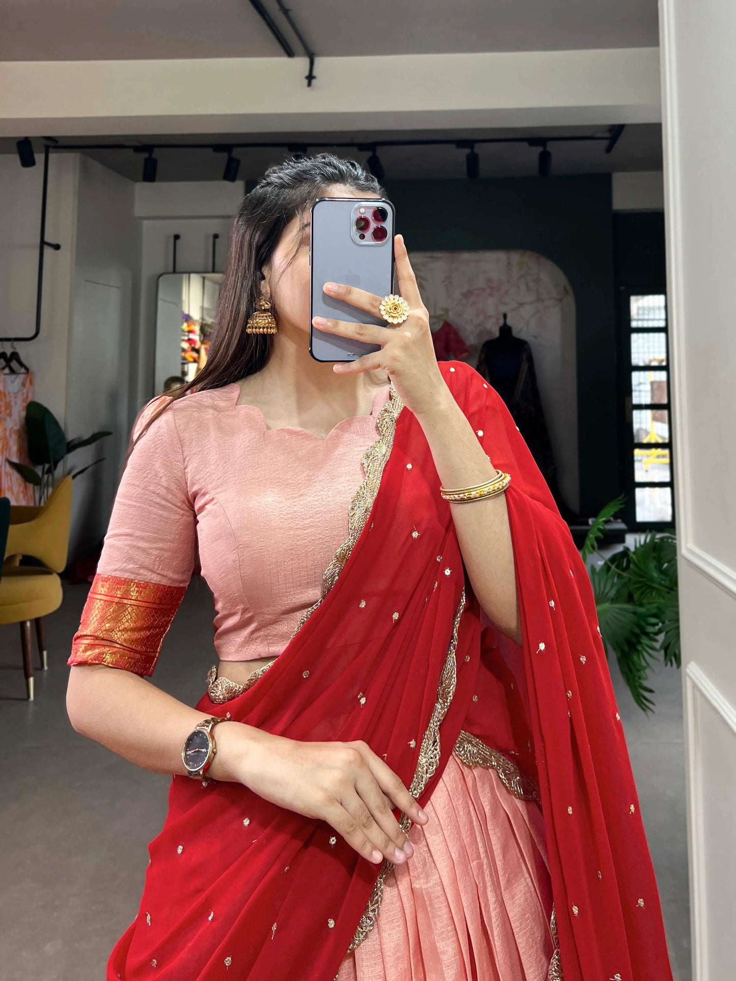 Pfirsichfarbener Lehenga Choli aus Baumwolle und Seide mit Stickerei