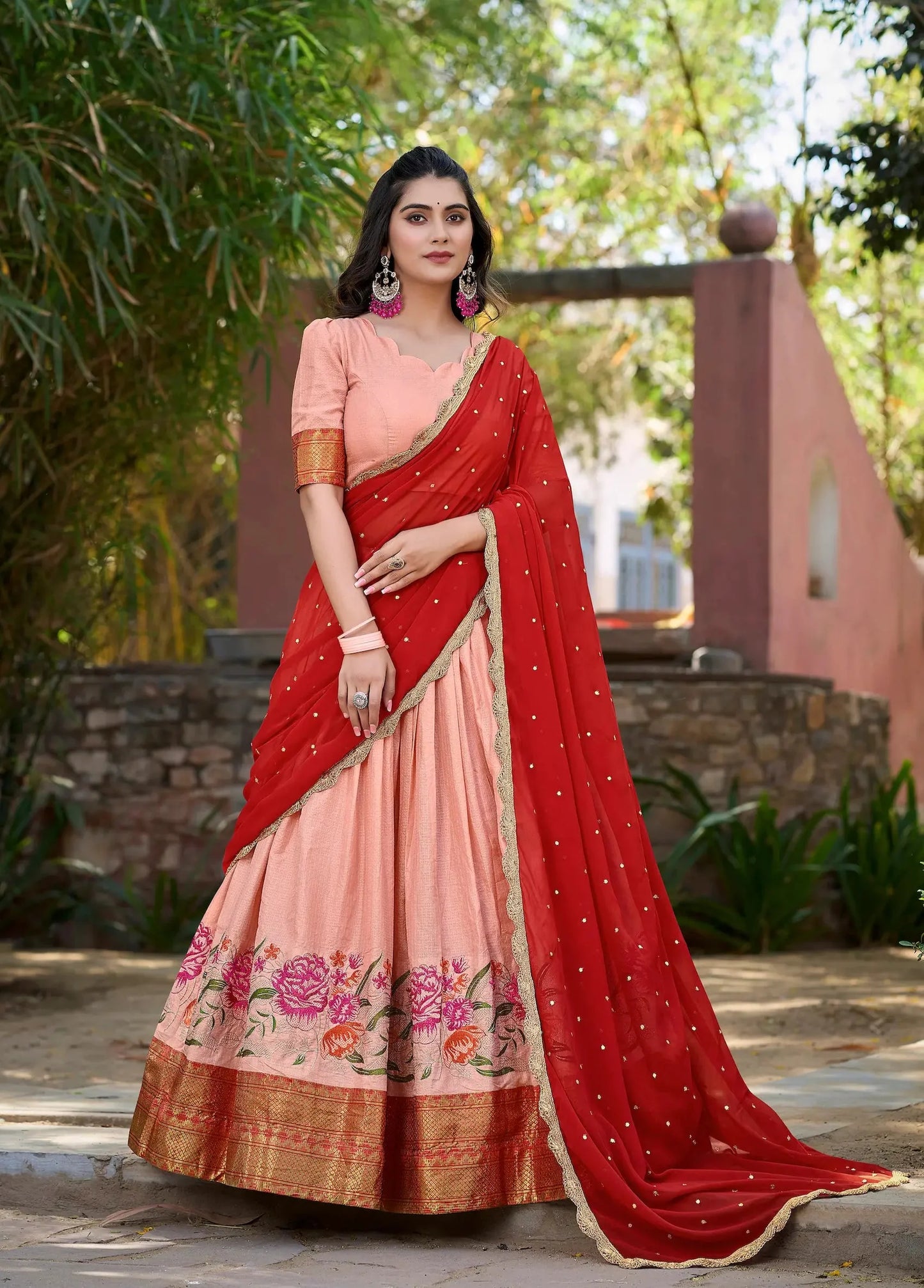 Pfirsichfarbener Lehenga Choli aus Baumwolle und Seide mit Stickerei