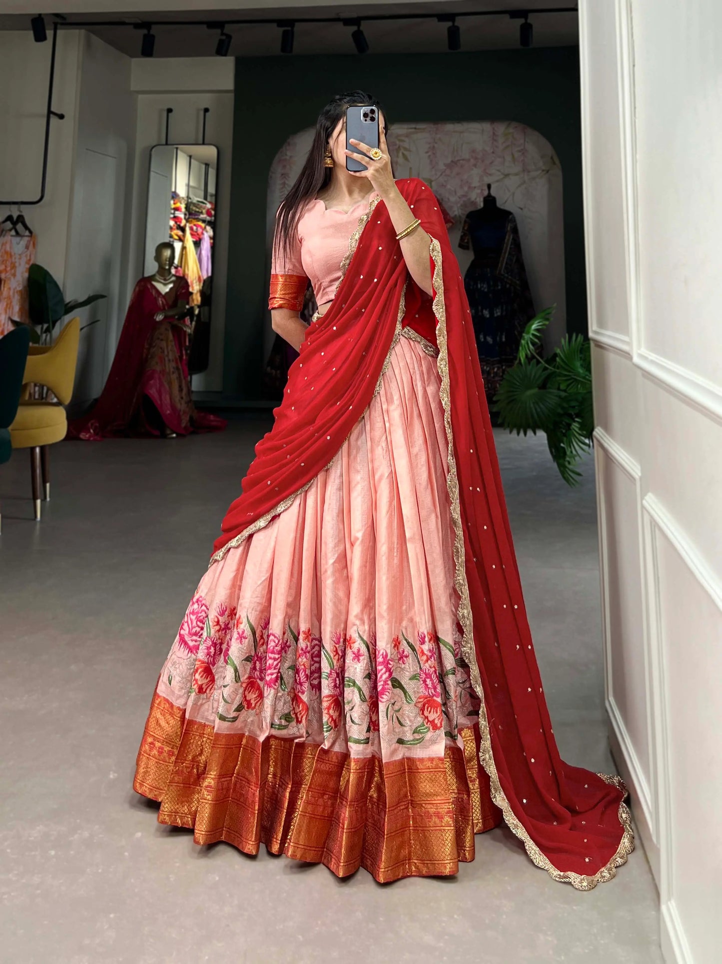 Pfirsichfarbener Lehenga Choli aus Baumwolle und Seide mit Stickerei