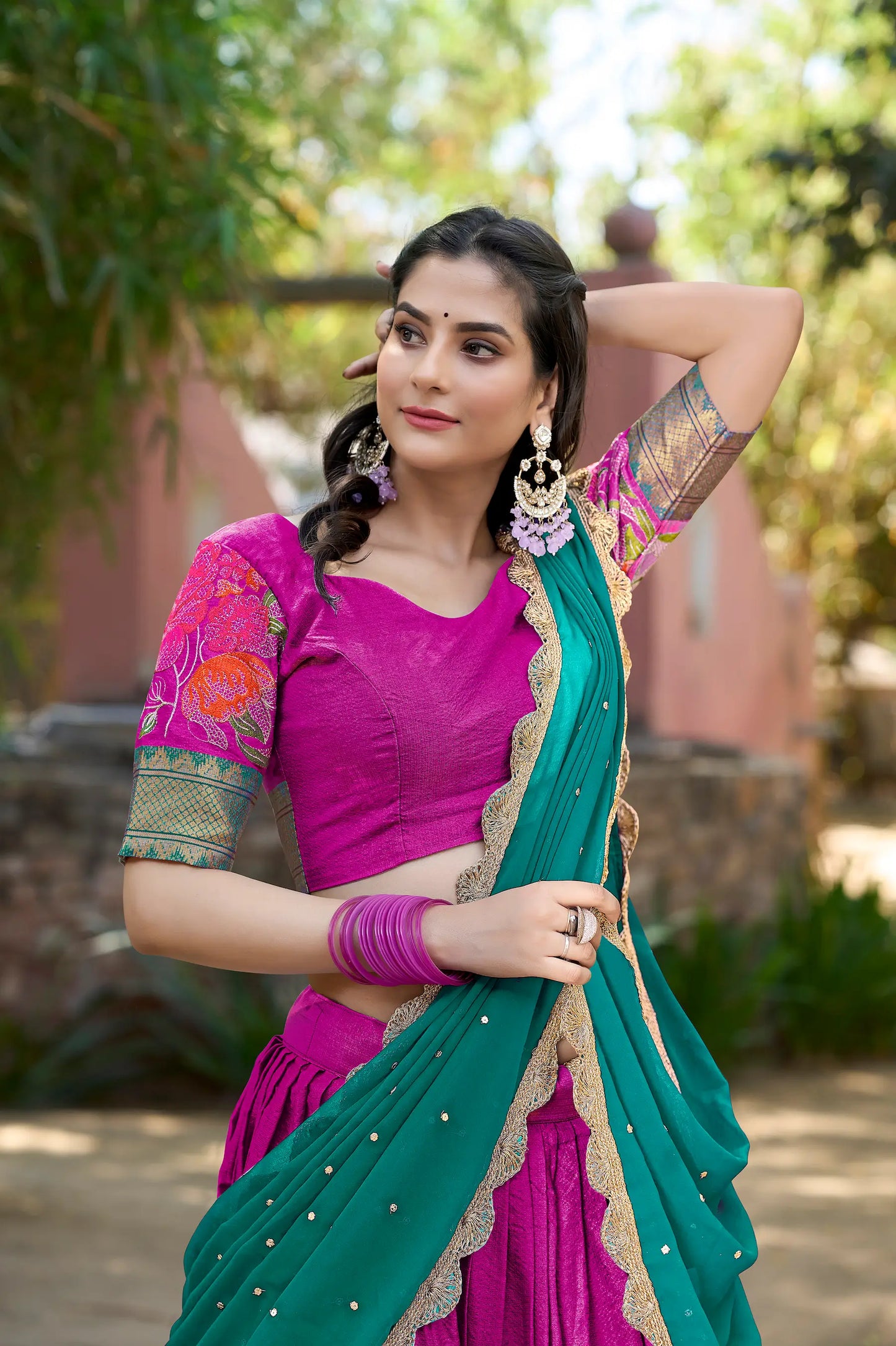 Dunkelrosa Lehenga Choli aus Baumwolle und Seide mit Stickerei