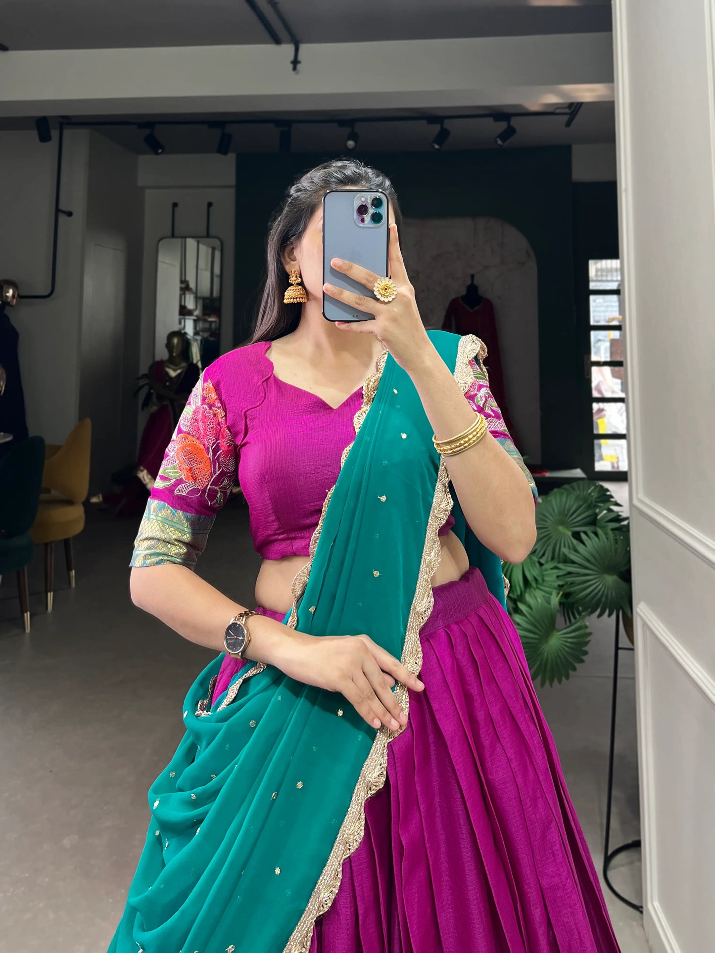Dunkelrosa Lehenga Choli aus Baumwolle und Seide mit Stickerei