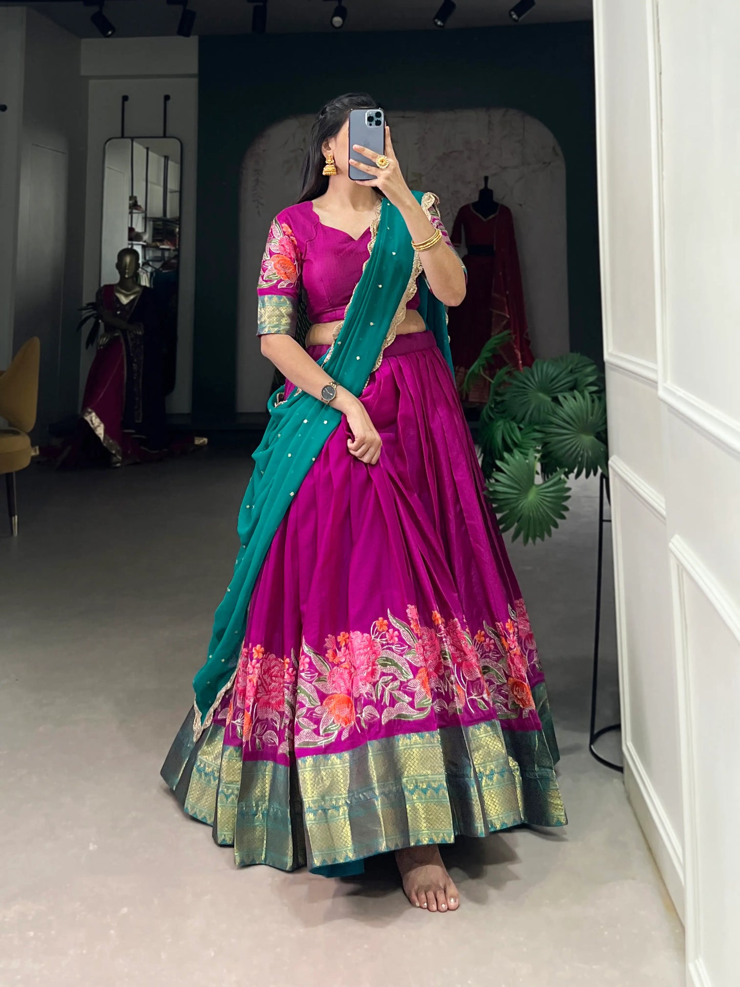 Dunkelrosa Lehenga Choli aus Baumwolle und Seide mit Stickerei