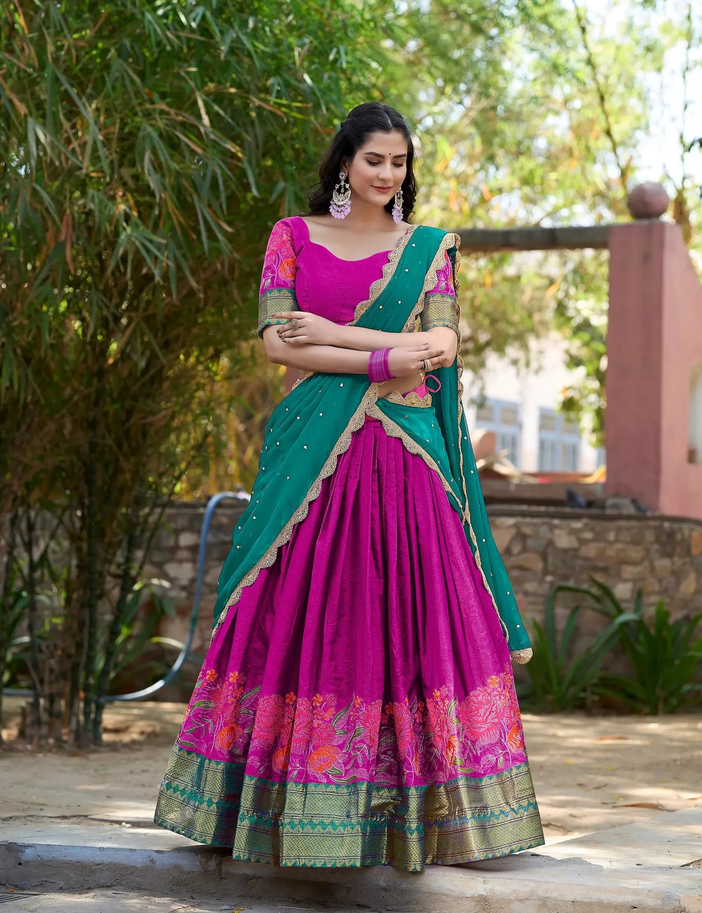 Dunkelrosa Lehenga Choli aus Baumwolle und Seide mit Stickerei