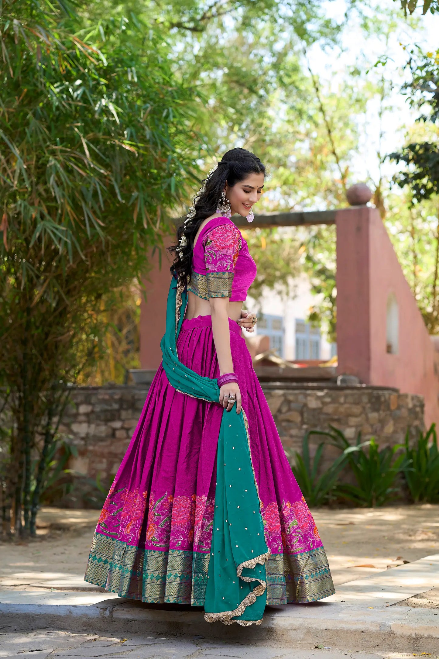 Dunkelrosa Lehenga Choli aus Baumwolle und Seide mit Stickerei