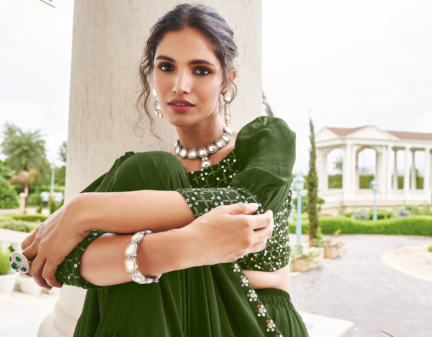 Olivgrüner Georgette Lehenga Choli mit Fadenstickerei und Pailletten