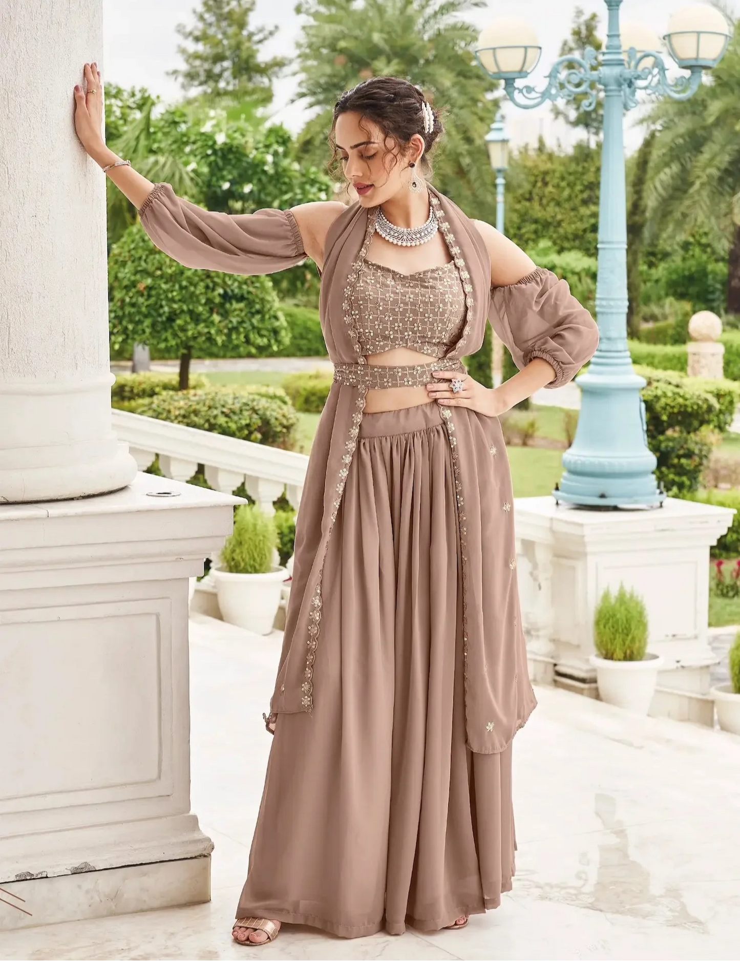 Lehenga Choli en Georgette Beige avec Broderie au Fil et Sequins