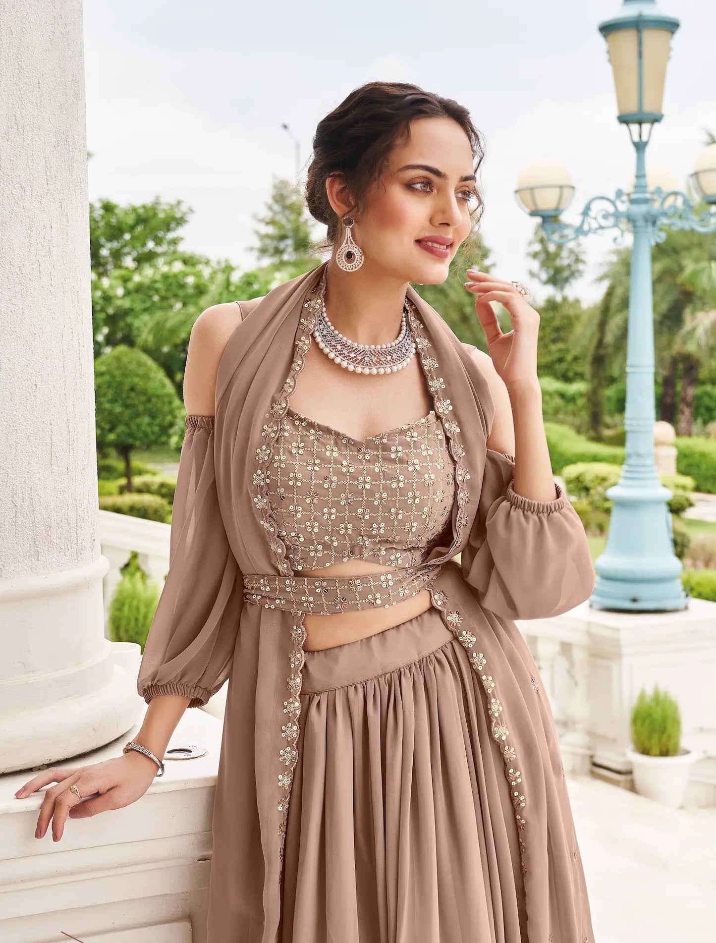 Lehenga Choli en Georgette Beige avec Broderie au Fil et Sequins