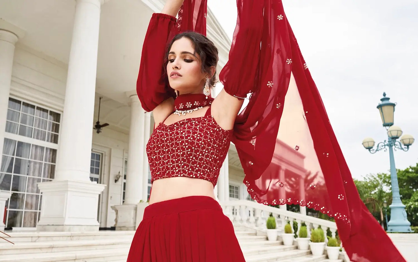 Lehenga Choli en Georgette Rouge avec Broderie au Fil et Sequins