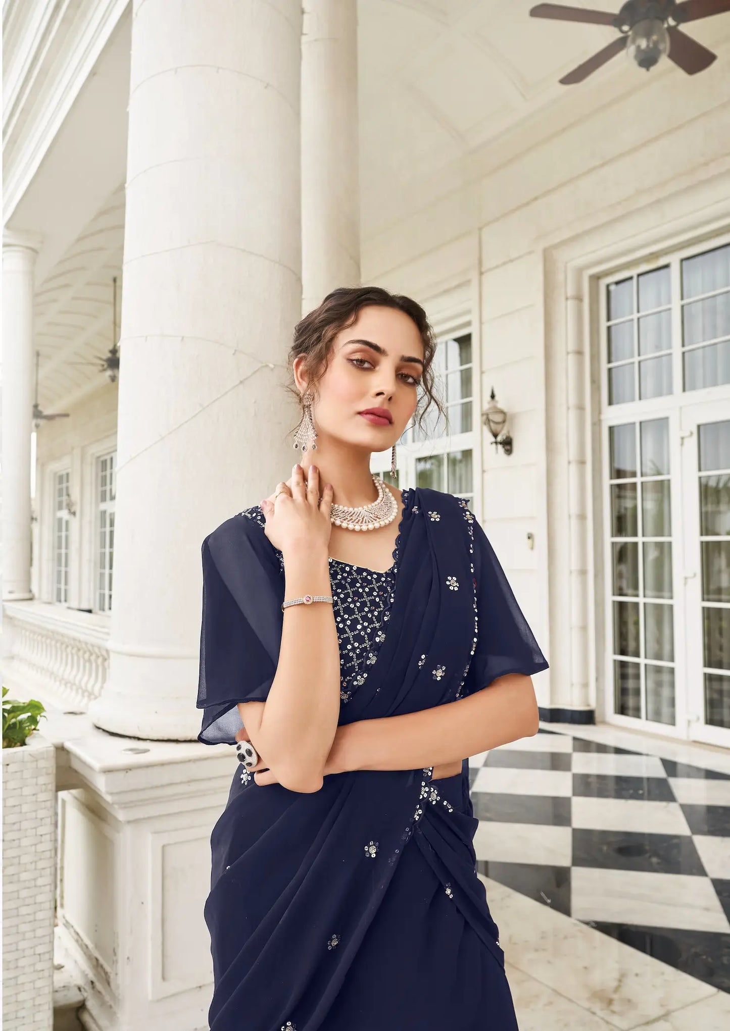 Lehenga Choli en Georgette Bleu Marine avec Broderie au Fil et Sequins