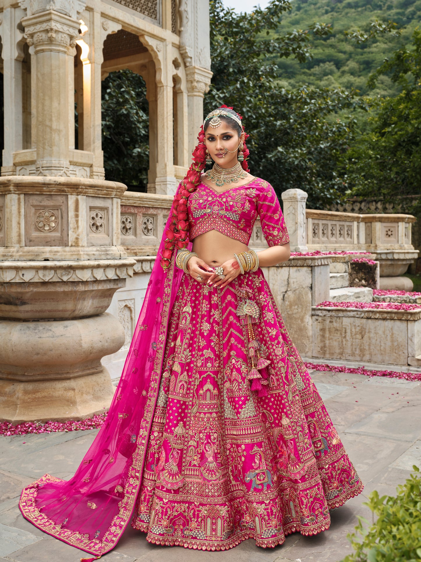 Lehenga de mariée rose fuschia avec détails de broderies dorées COLLECTION MAHIYA