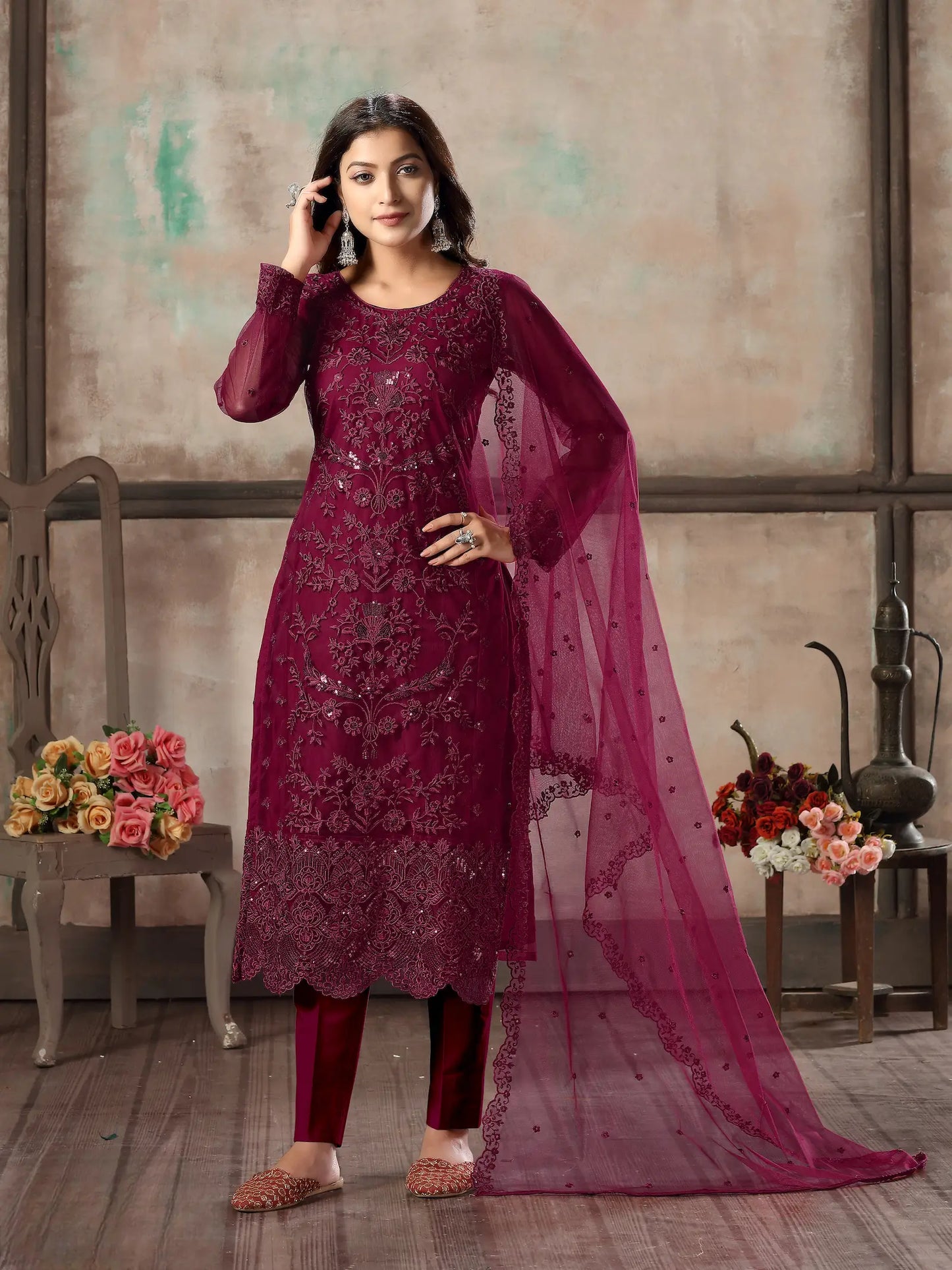 Ensemble Salwar en Filet Rose Foncé avec Broderie au Fil et Sequins