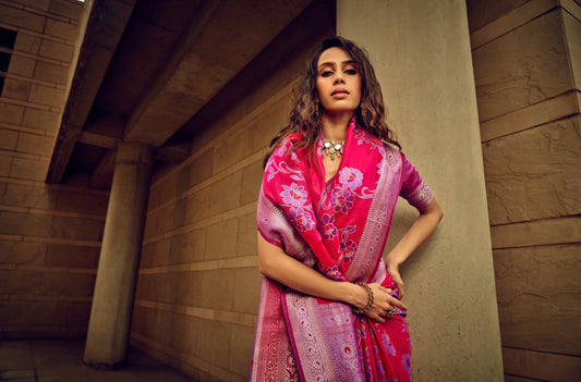 Sari rose en soie satinée Brasso tissée à la main avec motifs floraux tissés