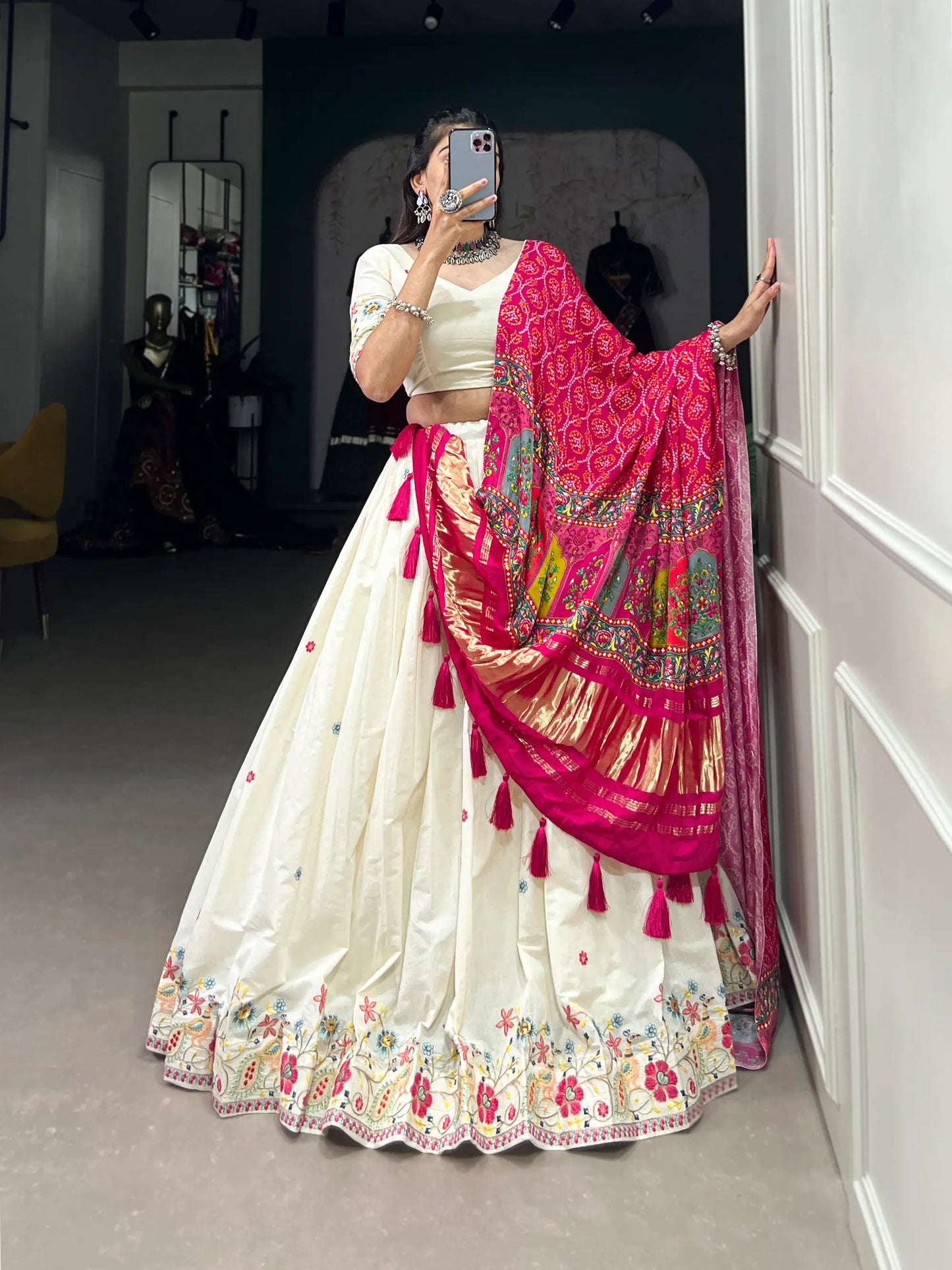 Lehenga choli brodé en coton khadi blanc neige avec dupatta en soie Gaji