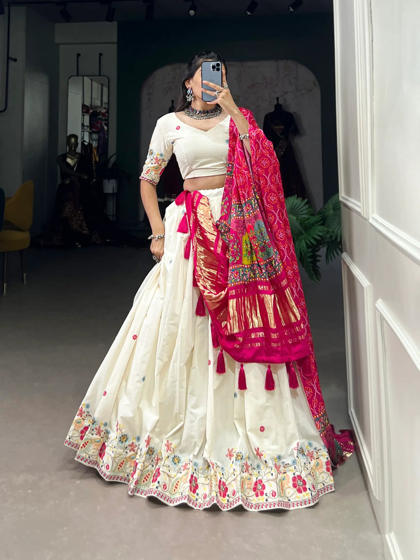 Lehenga choli brodé en coton khadi blanc neige avec dupatta en soie Gaji