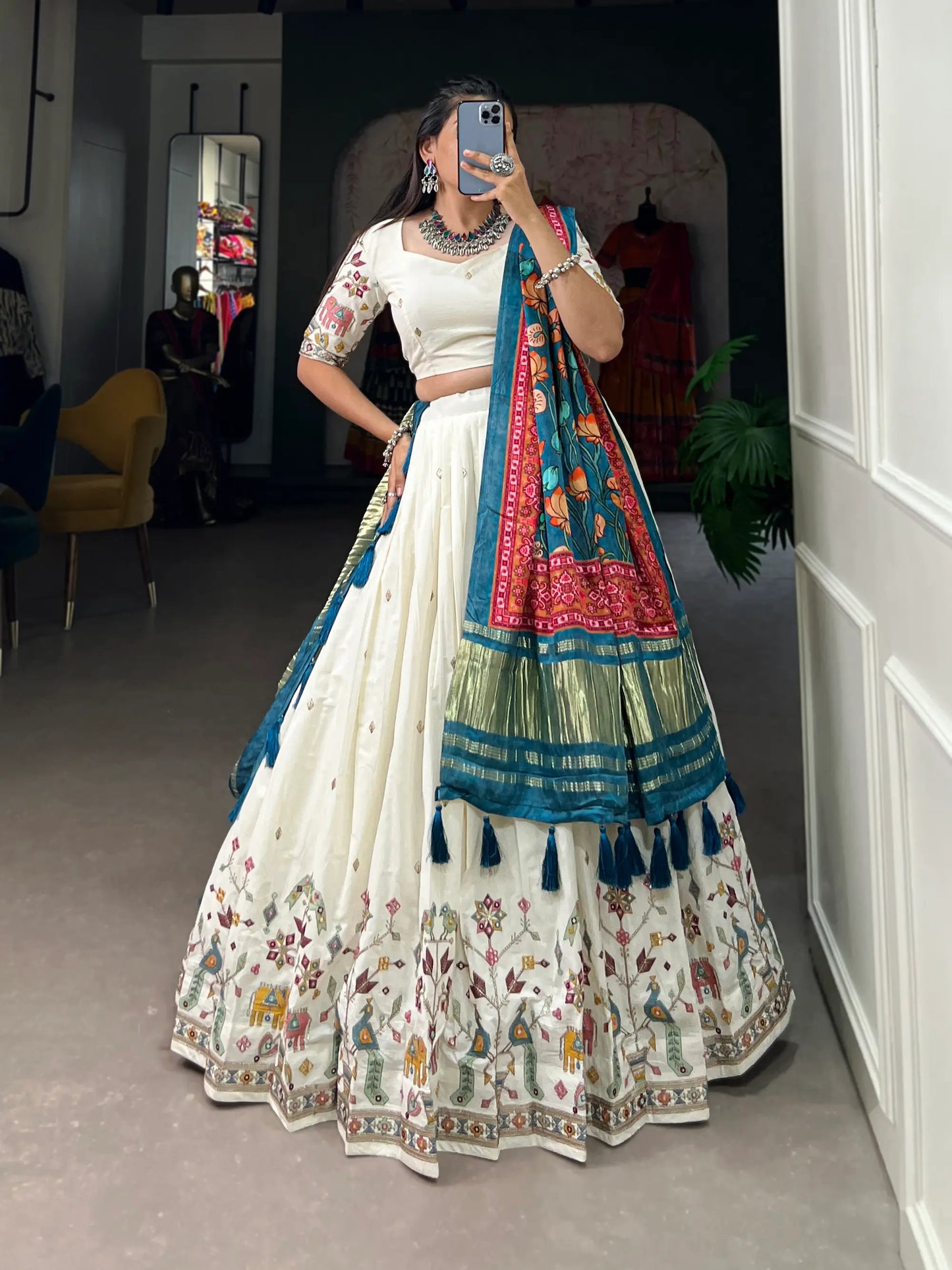 Lehenga choli brodé en coton khadi blanc nacré avec dupatta en soie Gaji