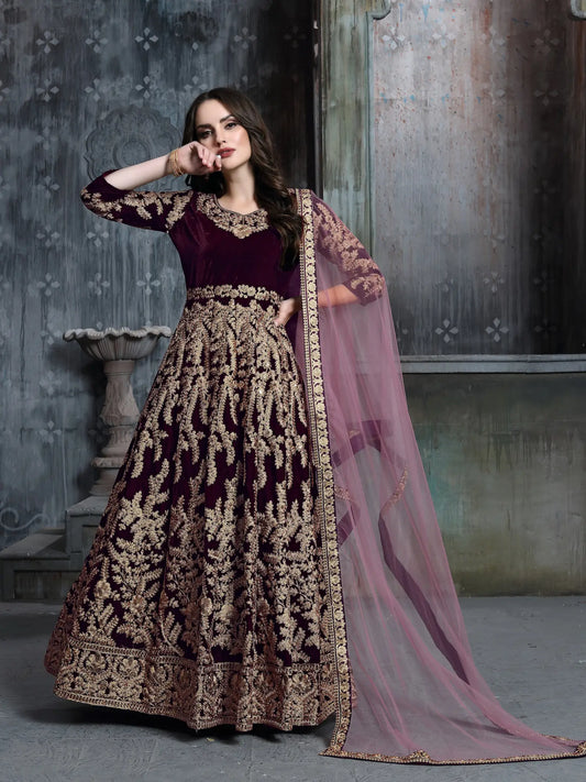 Robe en velours violet foncé avec broderie en fils et sequins