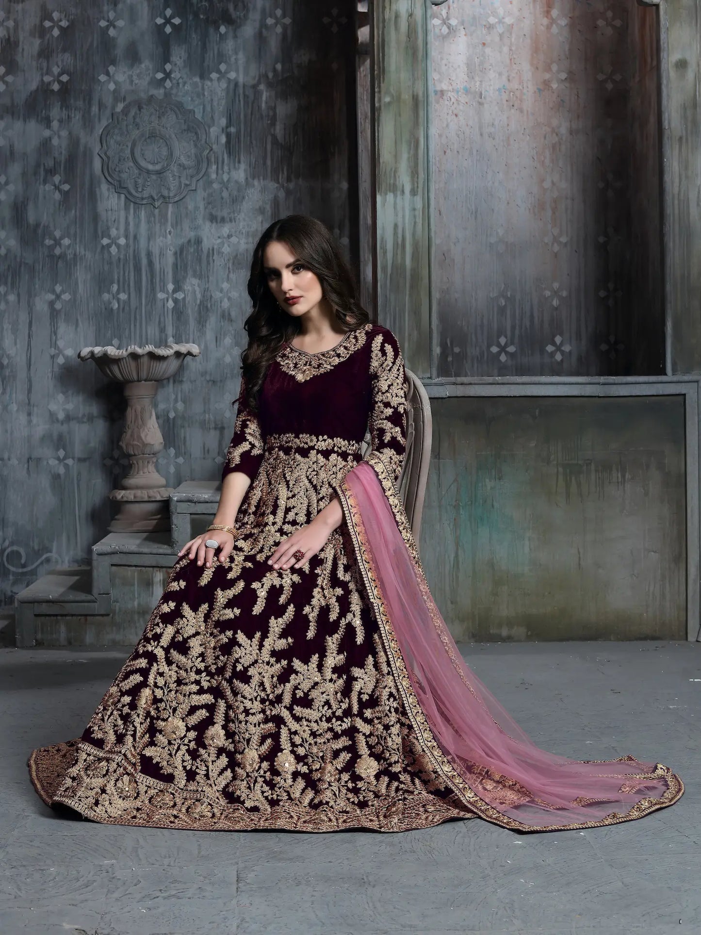 Robe en velours violet foncé avec broderie en fils et sequins