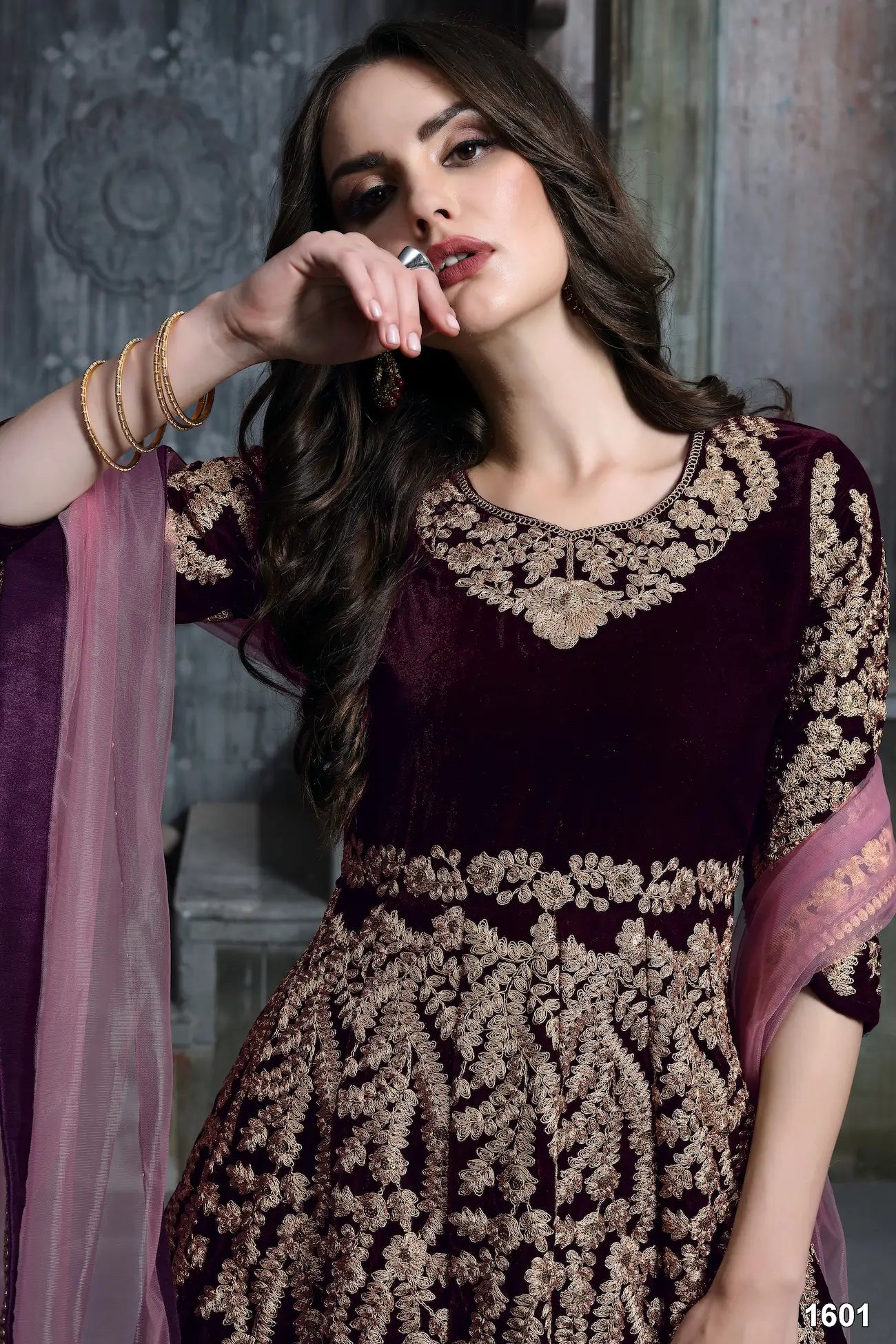 Robe en velours violet foncé avec broderie en fils et sequins
