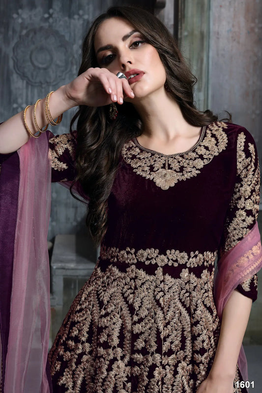 Robe en velours violet foncé avec broderie en fils et sequins