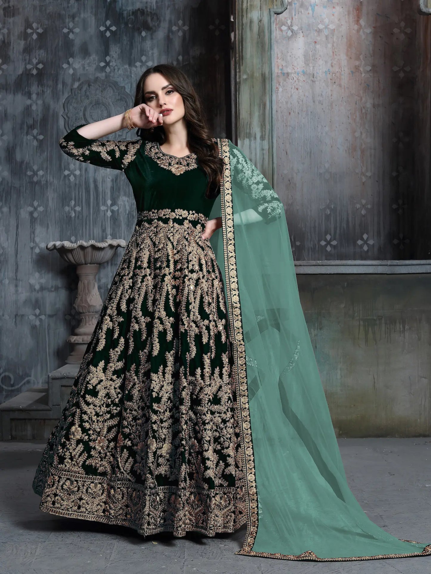 Robe en velours vert avec broderie en fils et sequins