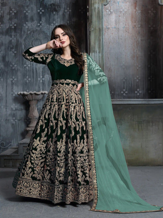 Robe en velours vert avec broderie en fils et sequins