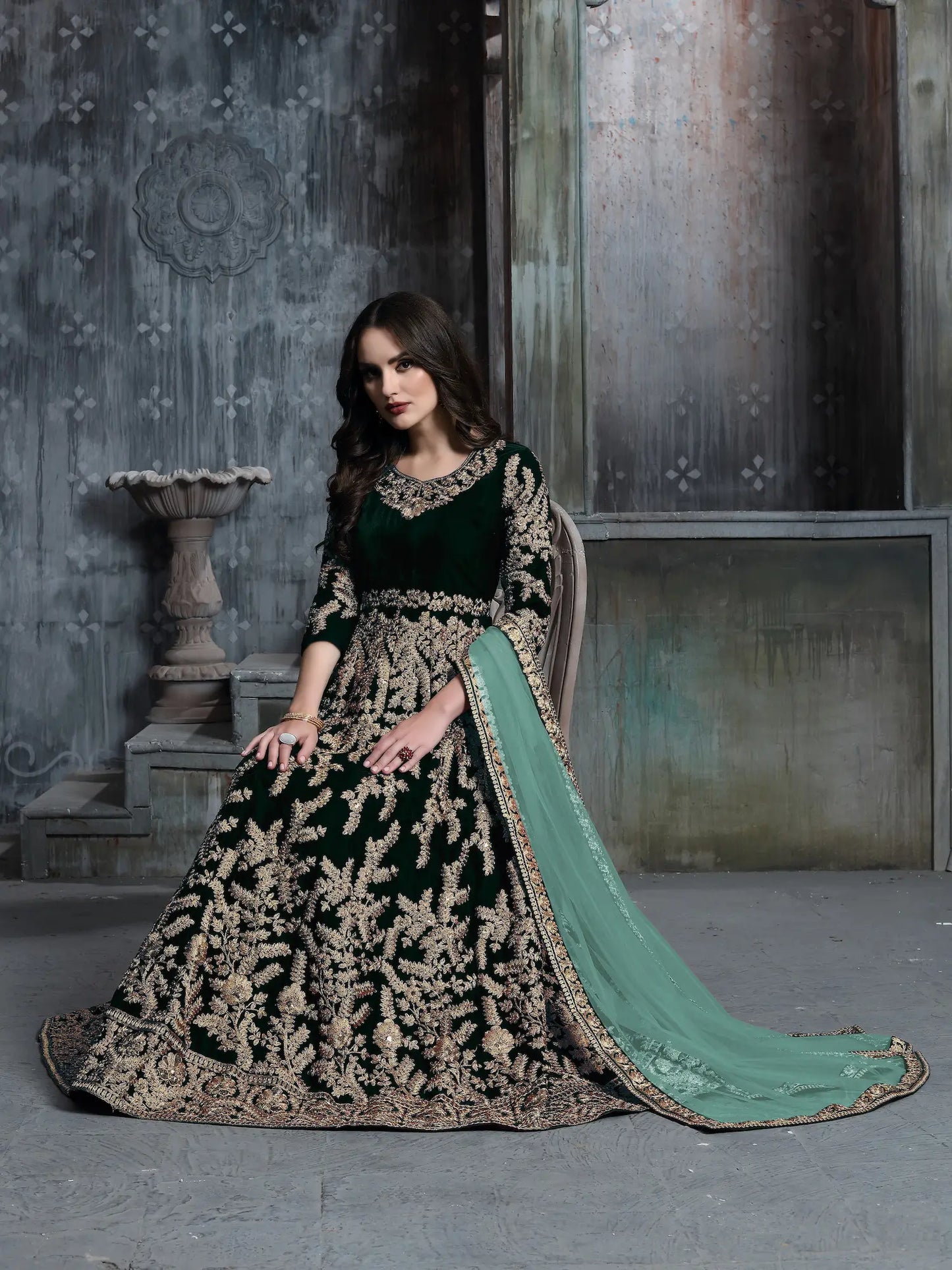 Robe en velours vert avec broderie en fils et sequins
