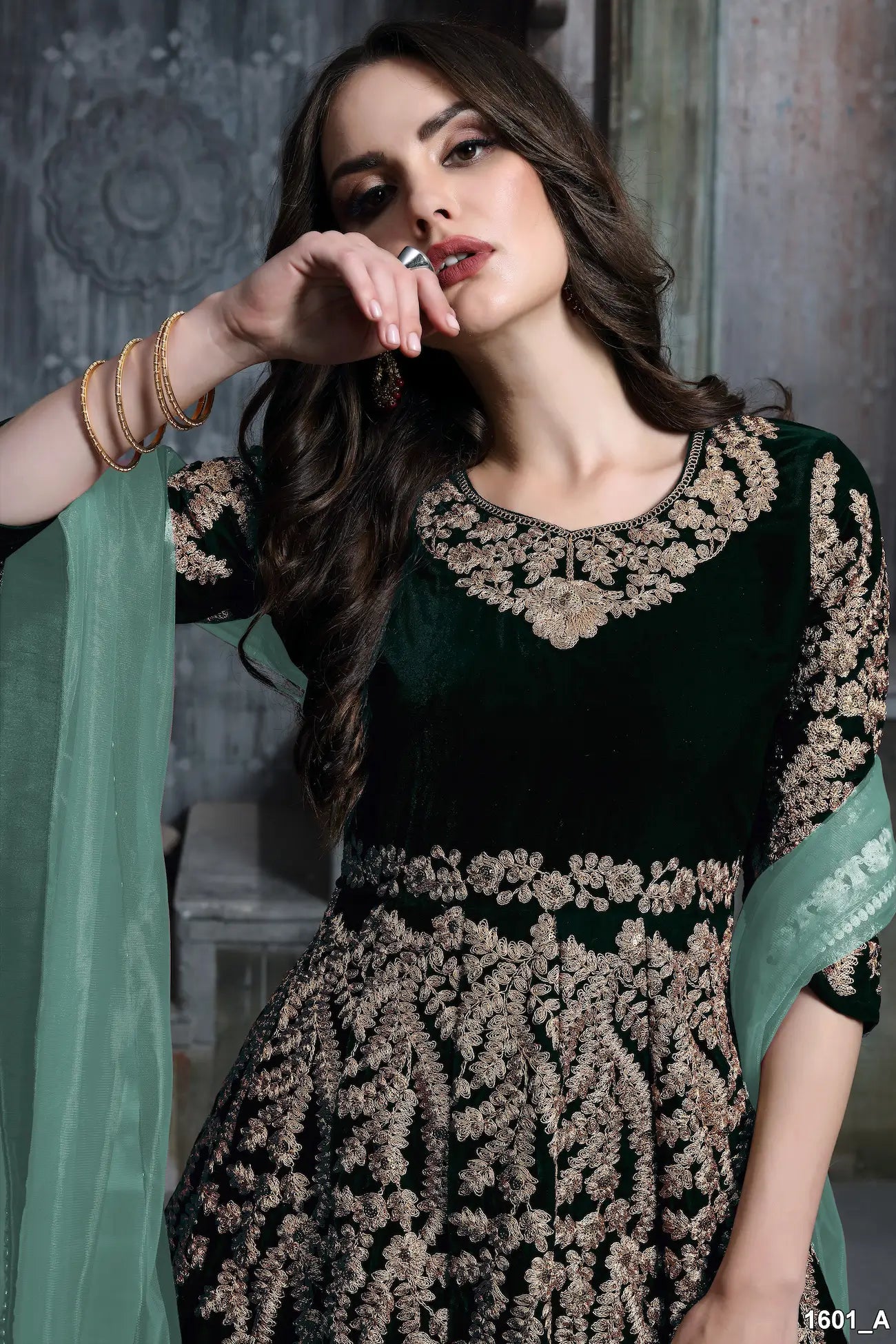 Robe en velours vert avec broderie en fils et sequins