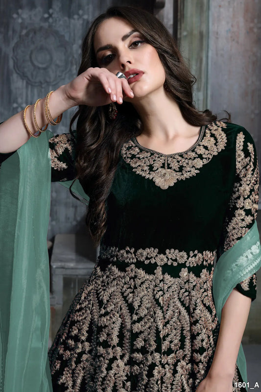 Robe en velours vert avec broderie en fils et sequins