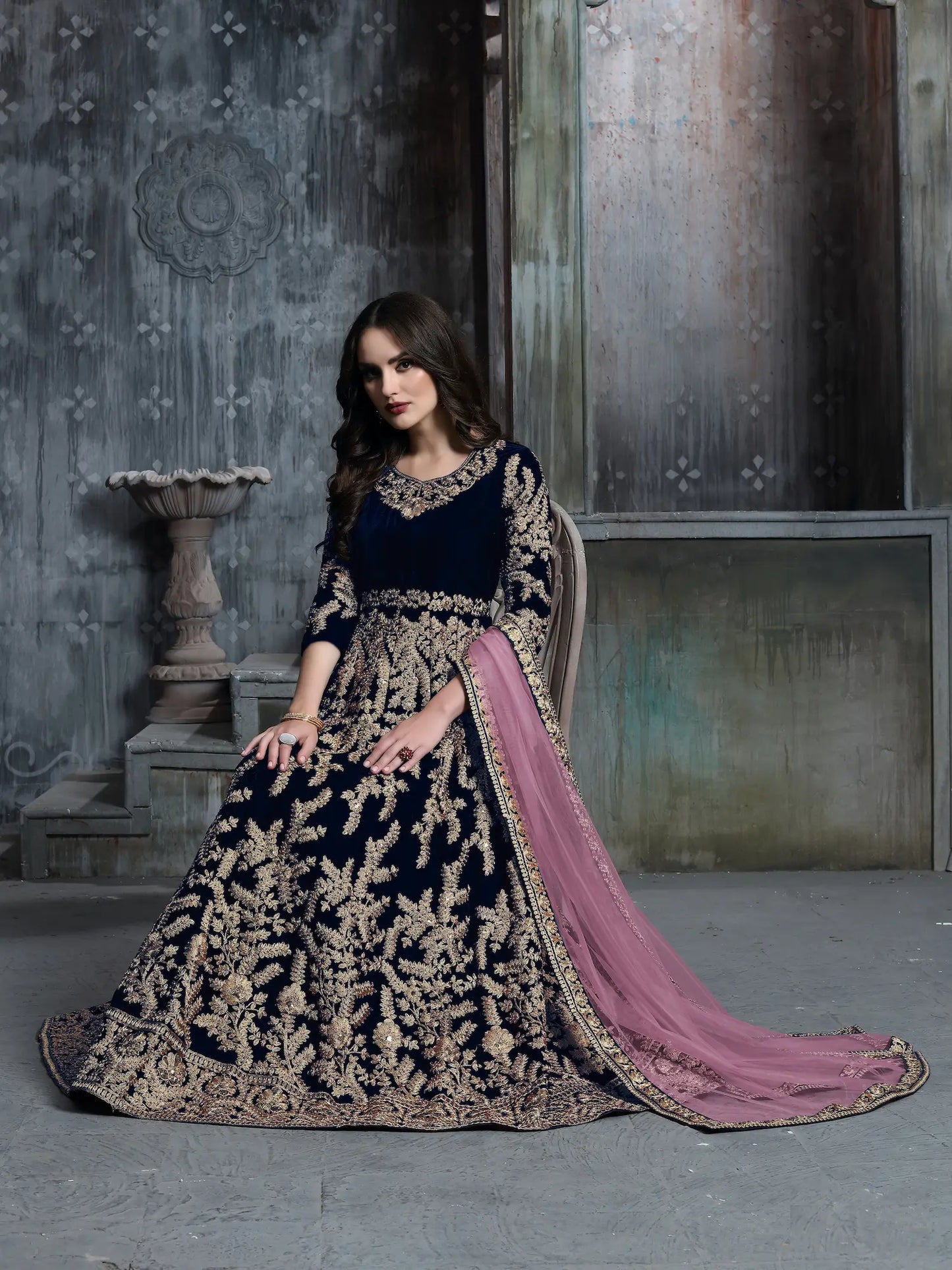 Robe en velours bleu marine avec broderie en fils et sequins