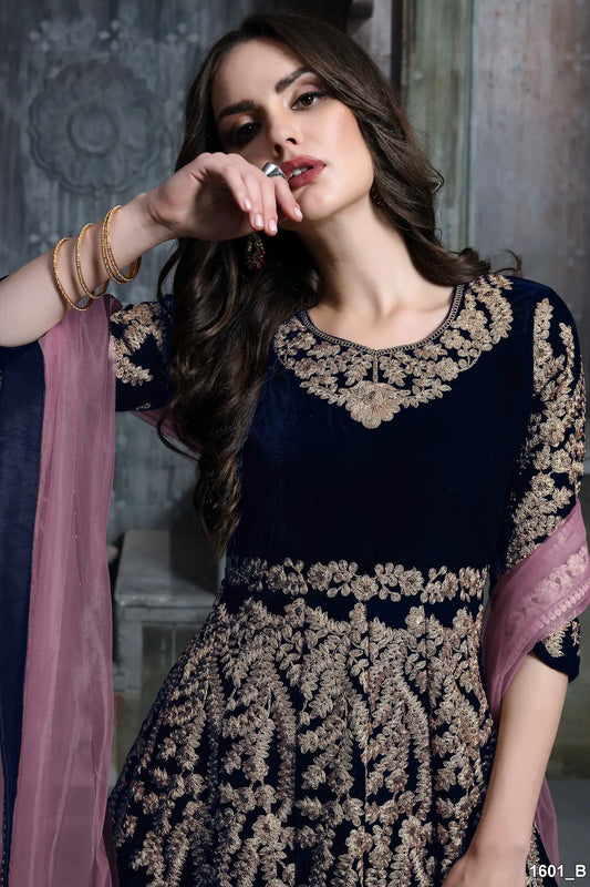 Robe en velours bleu marine avec broderie en fils et sequins