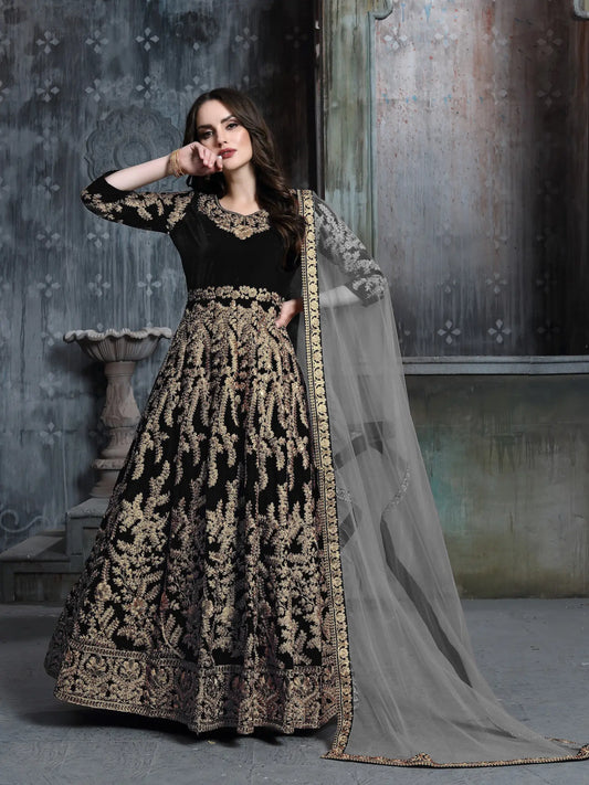 Robe en velours noir avec broderie en fils et sequins