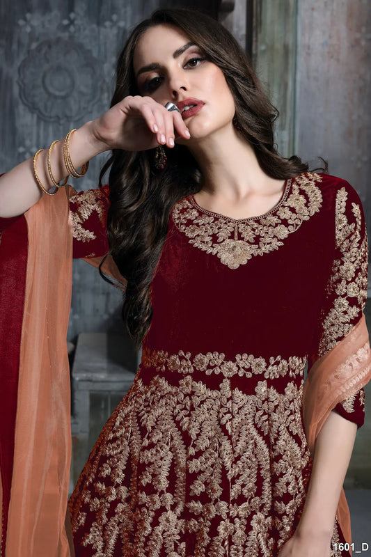 Robe en velours bordeaux avec broderie en fils et sequins