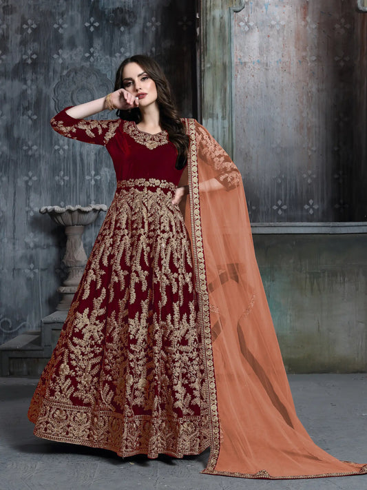 Robe en velours bordeaux avec broderie en fils et sequins