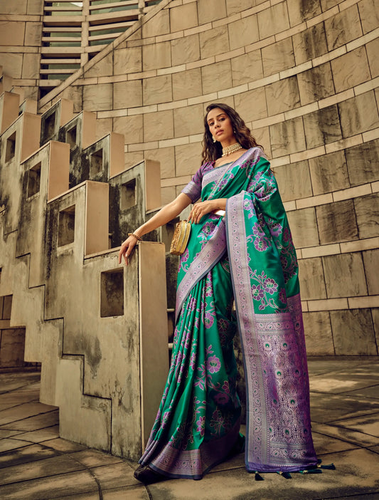 Sari vert en soie satinée Brasso tissée à la main avec motifs floraux tissés