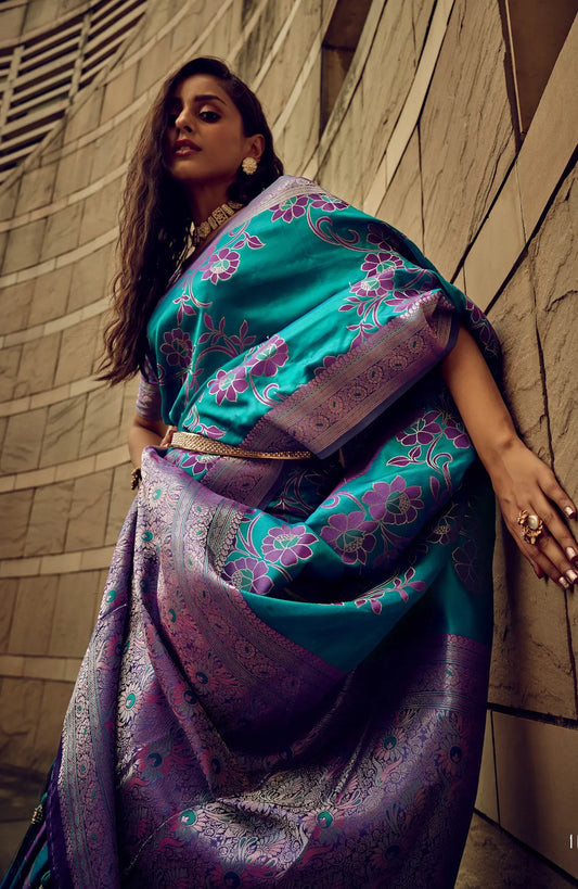 Sari turquoise en soie satinée Brasso tissée à la main avec motifs floraux