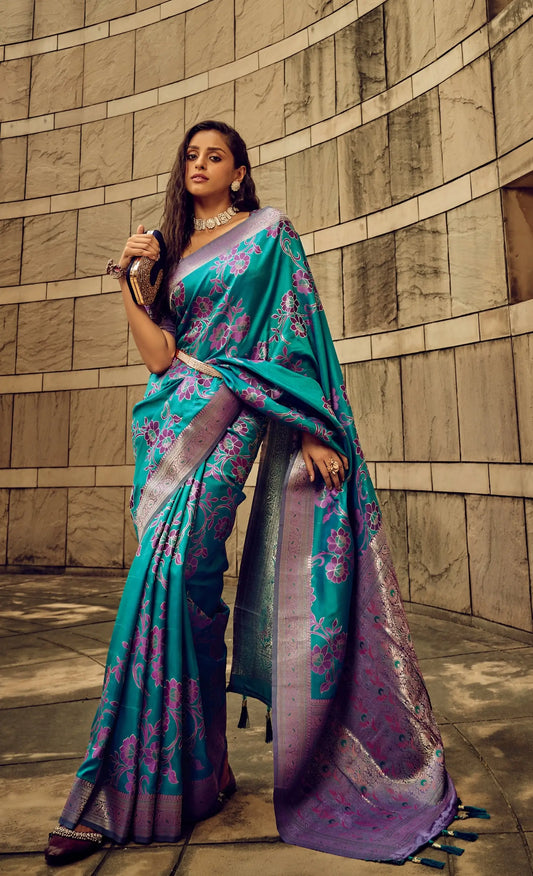Sari turquoise en soie satinée Brasso tissée à la main avec motifs floraux