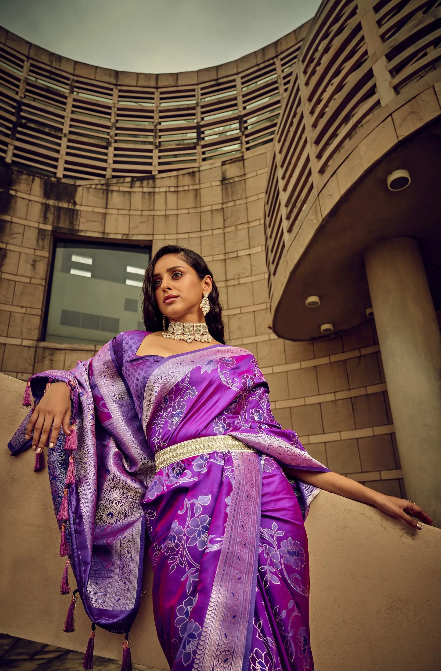 Lila Sari aus handgewebter Brasso-Satinseide mit floralen Motiven