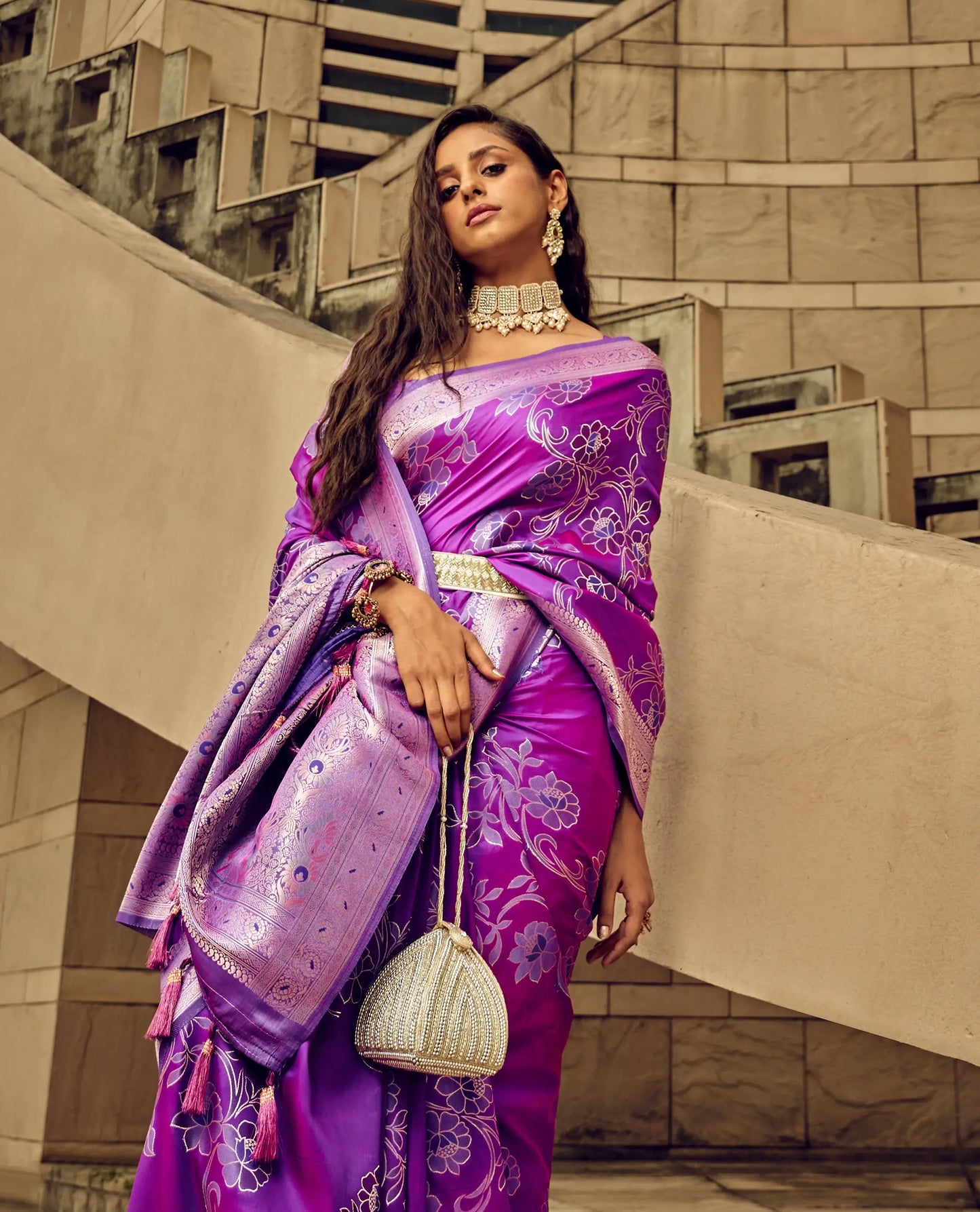 Lila Sari aus handgewebter Brasso-Satinseide mit floralen Motiven