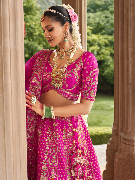 Lehenga de mariée rose fuschia ANEET avec détails de broderies dorées