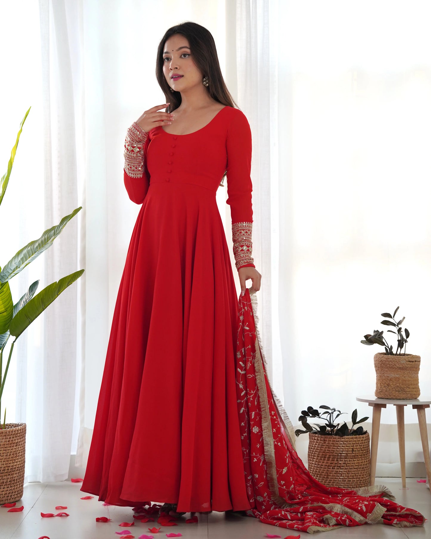 Romantisches rotes Maxi-Anarkali-Kleid-Set mit Stickerei