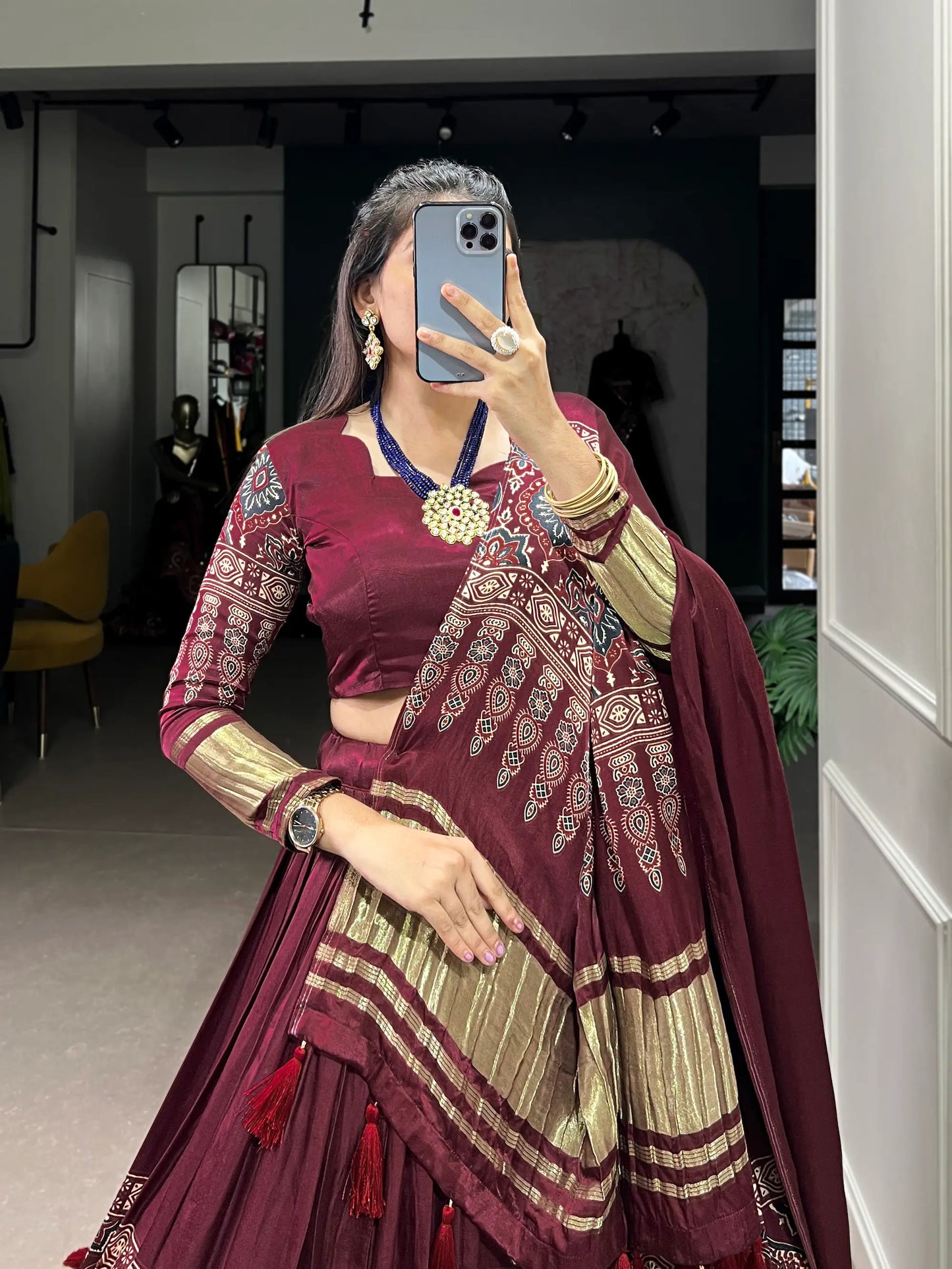 Traditionell bedrucktes Gaji-Seiden-Lehenga-Choli in Burgunderrot