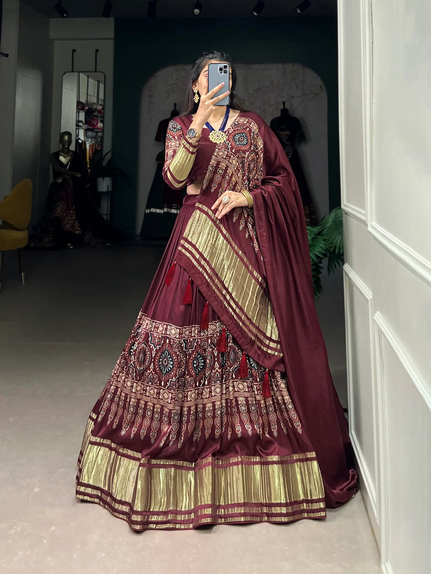 Traditionell bedrucktes Gaji-Seiden-Lehenga-Choli in Burgunderrot