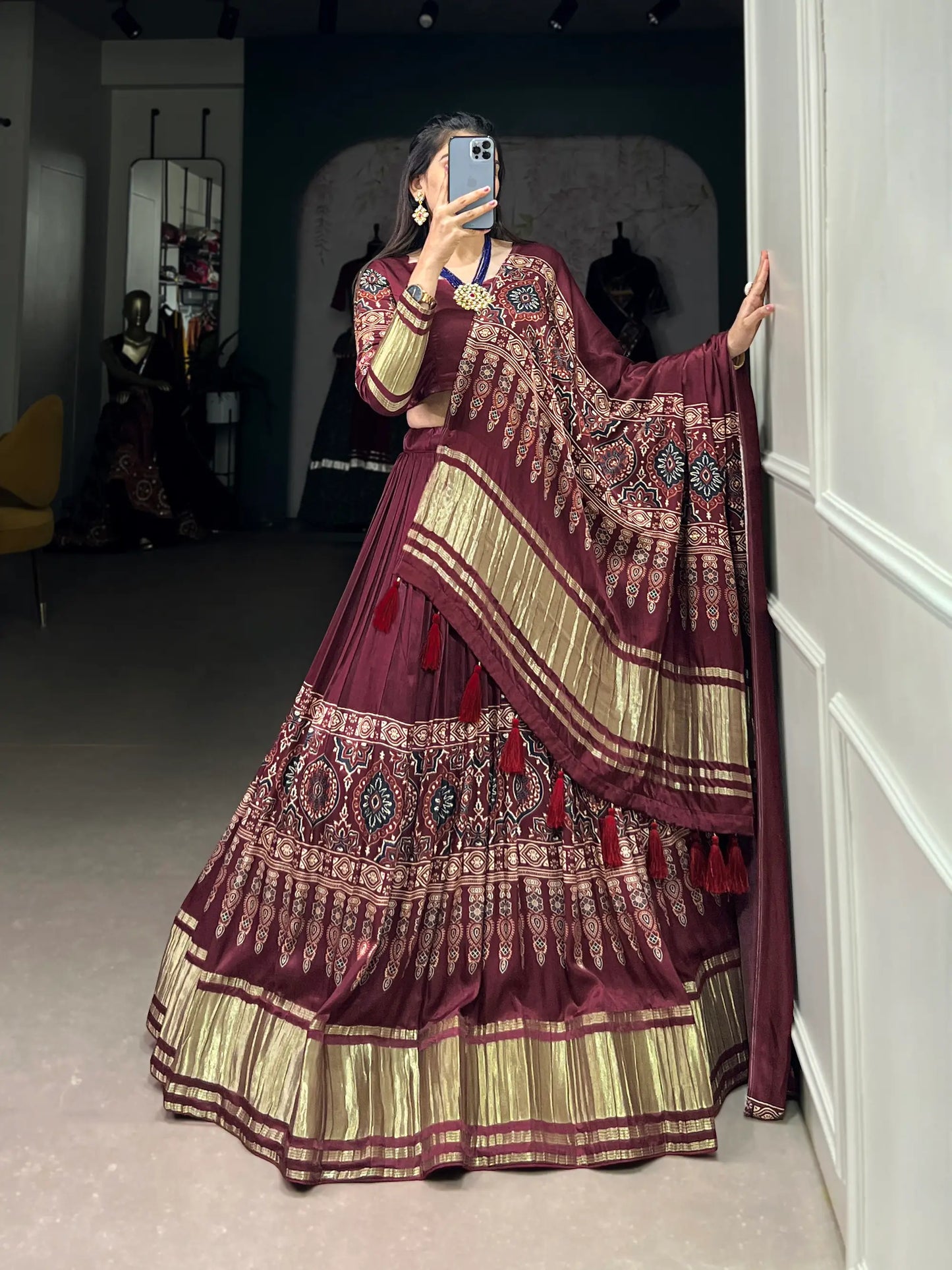 Traditionell bedrucktes Gaji-Seiden-Lehenga-Choli in Burgunderrot