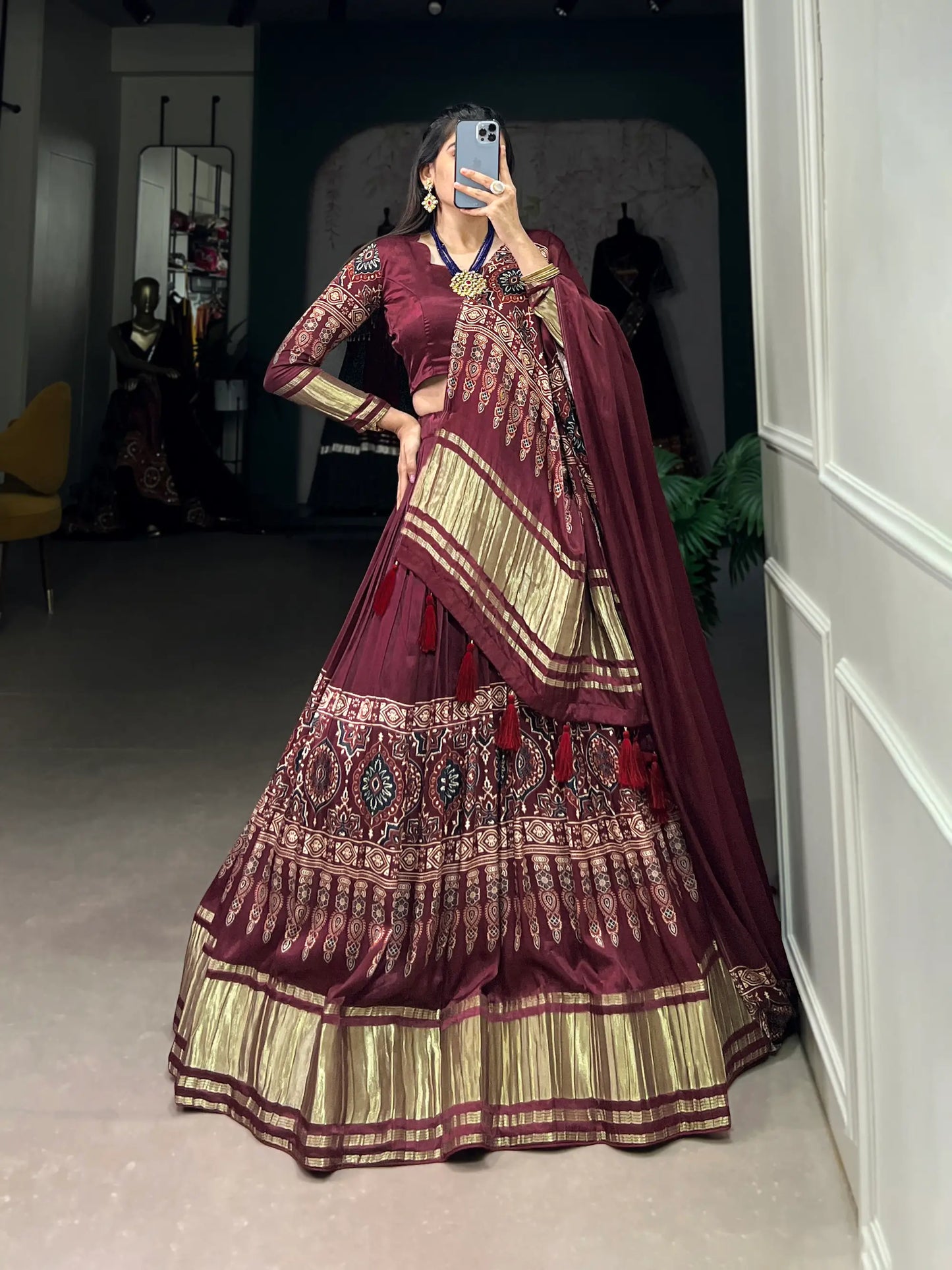 Traditionell bedrucktes Gaji-Seiden-Lehenga-Choli in Burgunderrot