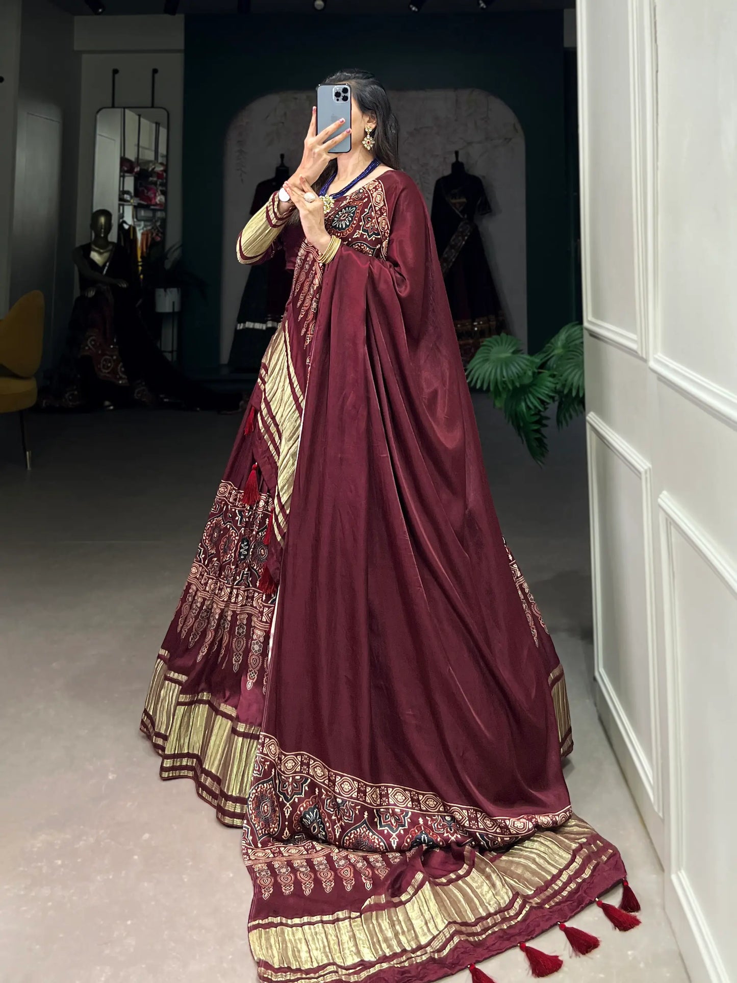 Traditionell bedrucktes Gaji-Seiden-Lehenga-Choli in Burgunderrot
