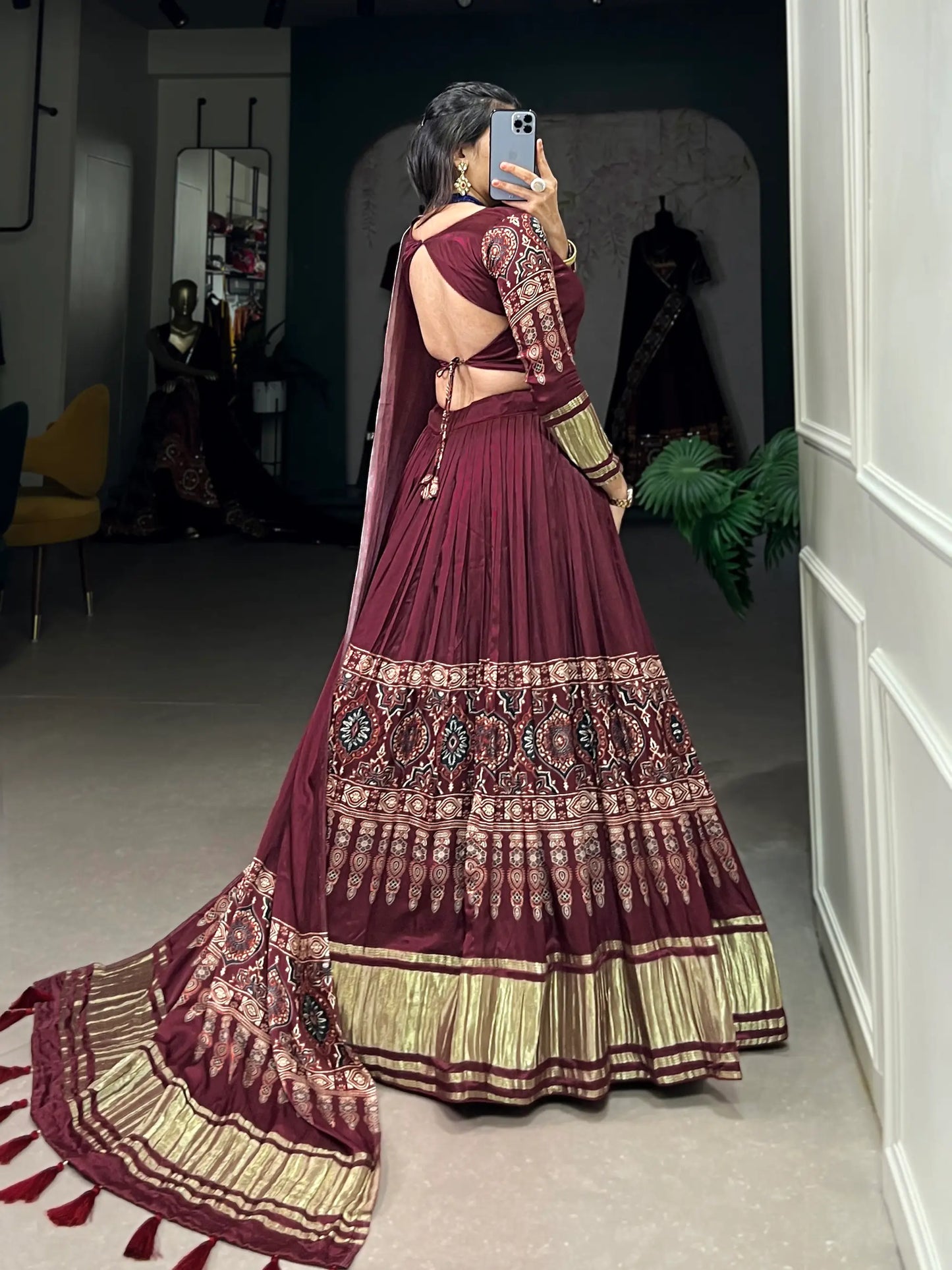 Traditionell bedrucktes Gaji-Seiden-Lehenga-Choli in Burgunderrot
