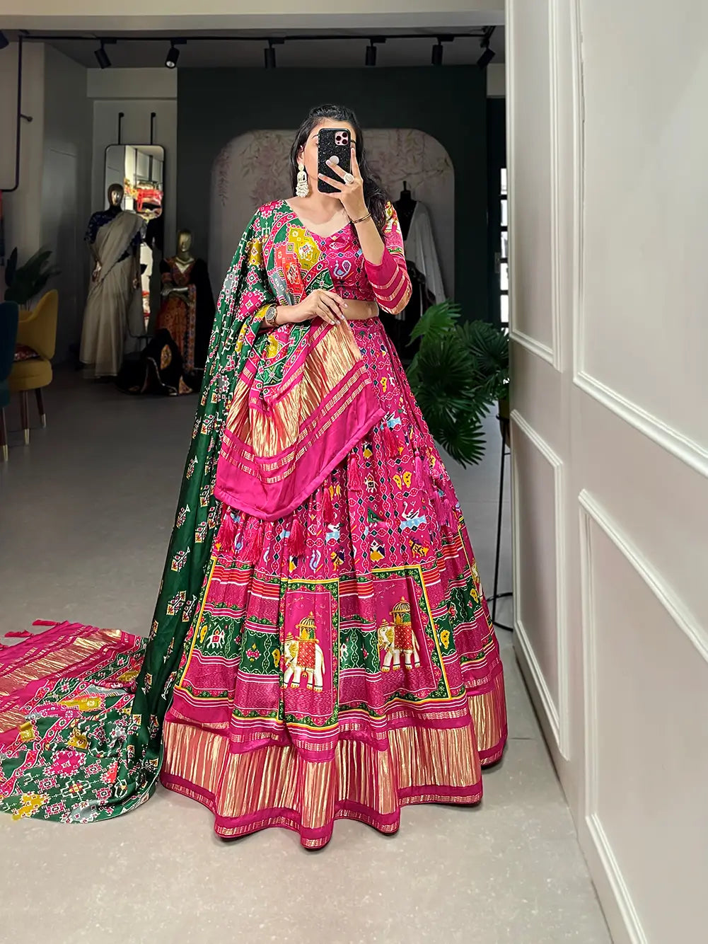 Lehenga choli en soie Gaji imprimée traditionnellement de couleur rose fuchsia